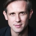 Ian Hallard als Sir Richard Knightley