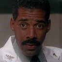 Deryl Hayes als Officer Harton