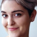 Madeline Mikkelson als Gallery Patron