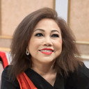 Siu Black als Mrs. Mai