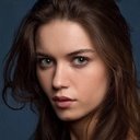 Afra Saraçoğlu als Çiçek