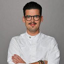 Camille Delcroix als Présentateur