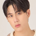 Thanawin Pholcharoenrat als Q