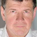 Andy Rukes als Seated Man