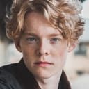 Lucas Lynggaard Tønnesen als Young Peter Levin