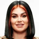 Roxeanne Hazes als Bardame Roxeanne