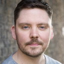 Paul Waggott als Comms Officer