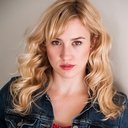 Hannah Telle als Extra
