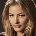 Tabrett Bethell als Victoria Williams