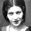 Ynez Seabury als Babo