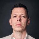 Lee Comley als Newscaster (voice)