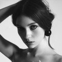 Alexa Swinton als Anya