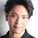 鈴木賢 als Expert Commentator Habuka (voice)