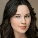 Olivia Benjamin als Caroline