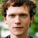 Simon Thomas als Lieutenant Marchand