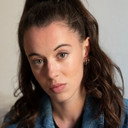 Camille Genau als Sara Reynaud
