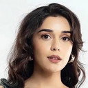 Eisha Singh als Dhaani Awasthi / Dhaani Tripathi