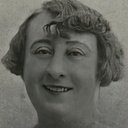 Yvonne Yma als La marchande de fleurs (uncredited)