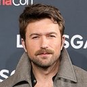 Brandon Sklenar als Sean Graves
