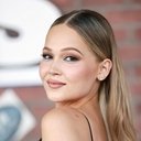 Kelli Berglund als Billie Eilish Girl