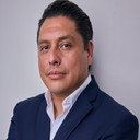 Gabriel Guillen als 80's Photographer