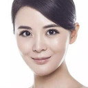 Xinyu Li als Miss Boss