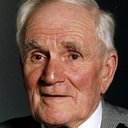 Desmond Llewelyn als Seaman at Steerage Gate (uncredited)