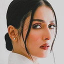 Ayeza Khan als Parisa "Pari" Ahmed