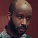 Jonathan M. Howard als Café Patron