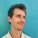 Cedric Beck als Teacher of Belgian Culture / passing alien 1