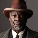 Joseph Marcell als Father Michael Lewis