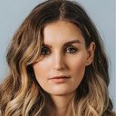 Sophie Powles als Daisy