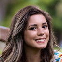 Ana Plumberg als April