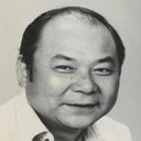 峰恵研 als Teacher (voice)