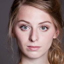 Claire Bender als Isa
