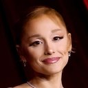 Ariana Grande als Alien on TV Monitor (uncredited)