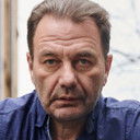 Andris Daugaviņš als Harijs Kuharjonoks