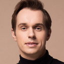 Zach Adkins als Andrew Barker Bowles / Ensemble