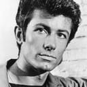 George Chakiris als Lieutenant Erik Bergman