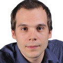 Domonkos Fellinger als Sir Hartley Shawcross