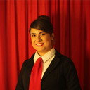 Emily Ribeiro als Receptionist