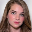 Raegan Revord als Young Claire