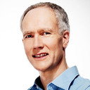 Jonathan Legard als Self - Commentator