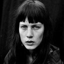 Chloé Winkel als Angela