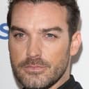 Jake Maskall als Roman Officer Argos