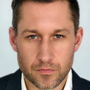 Daniel Goodwin als Santa