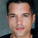 Alex Loynaz als Ted