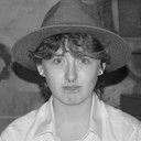 Riley Davey als Suit Man