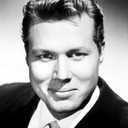 John Smith als Medical Officer Arnaud