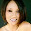 Susie Park als Newscaster